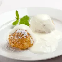 Cottage cheese dumplings with sour cream